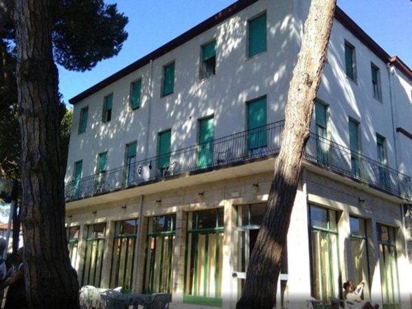 intera palazzina in vendita a Massa in zona Marina di Massa