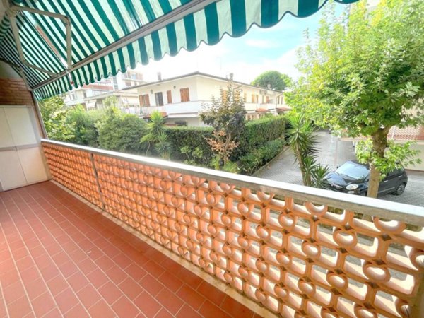 appartamento in vendita a Massa in zona Marina dei Ronchi