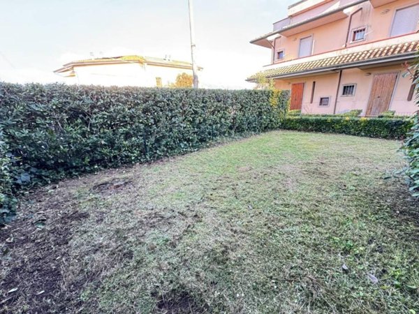 casa indipendente in vendita a Massa in zona Marina dei Ronchi