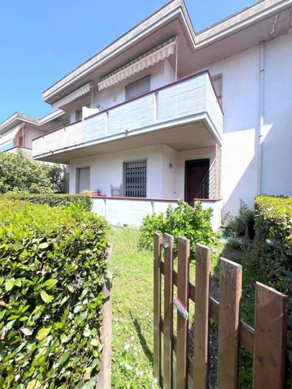 casa indipendente in vendita a Massa in zona Marina dei Ronchi