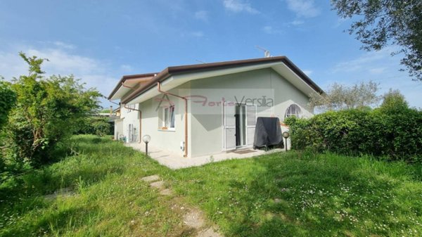 casa indipendente in vendita a Massa in zona Marina di Massa
