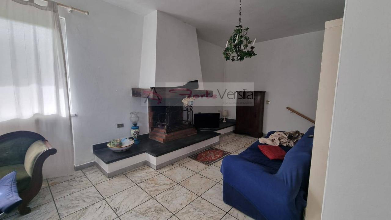 casa indipendente in vendita a Massa in zona Marina di Massa