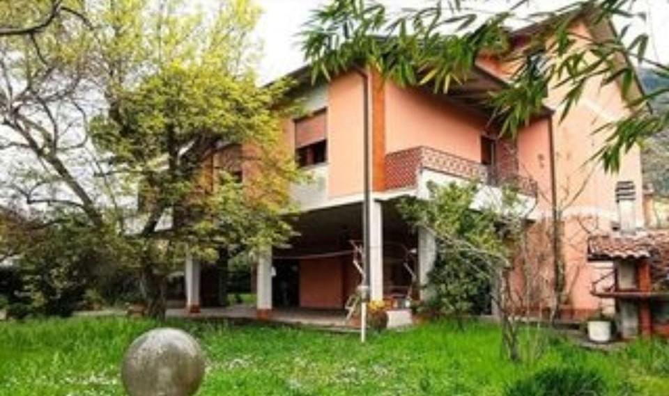 casa indipendente in vendita a Massa in zona Romagnano