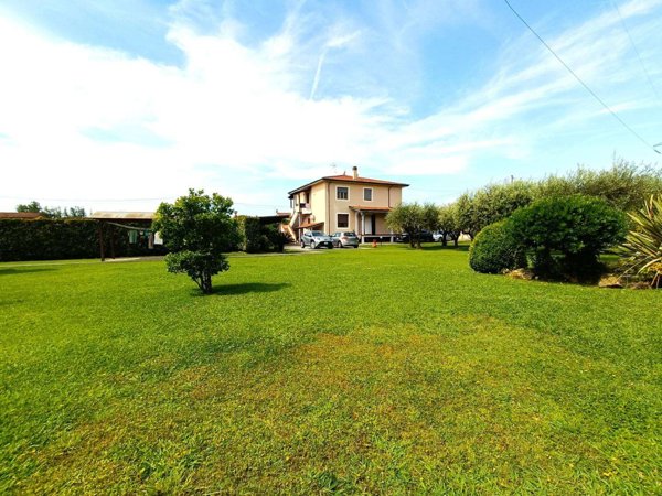 casa indipendente in vendita a Massa in zona Marina di Massa