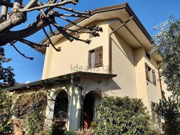 casa indipendente in vendita a Massa