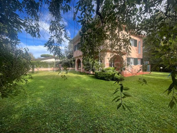 casa indipendente in vendita a Massa in zona Marina dei Ronchi