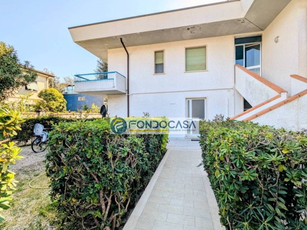 appartamento in vendita a Massa in zona Marina di Massa