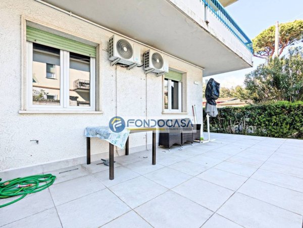 appartamento in vendita a Massa in zona Marina di Massa