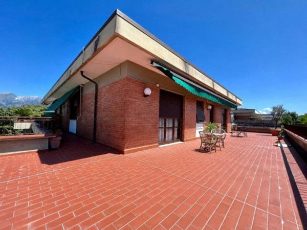 appartamento in vendita a Massa in zona Marina dei Ronchi