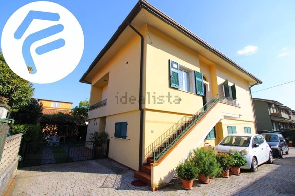 casa indipendente in vendita a Massa in zona Marina di Massa
