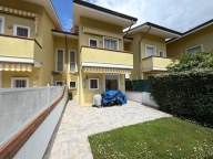 casa indipendente in vendita a Massa in zona Marina dei Ronchi