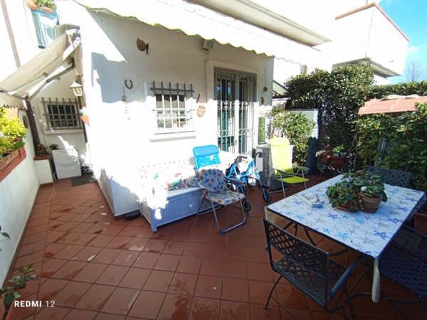 casa indipendente in vendita a Massa in zona Marina dei Ronchi