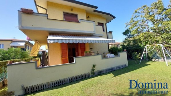 casa indipendente in vendita a Massa in zona Marina di Massa