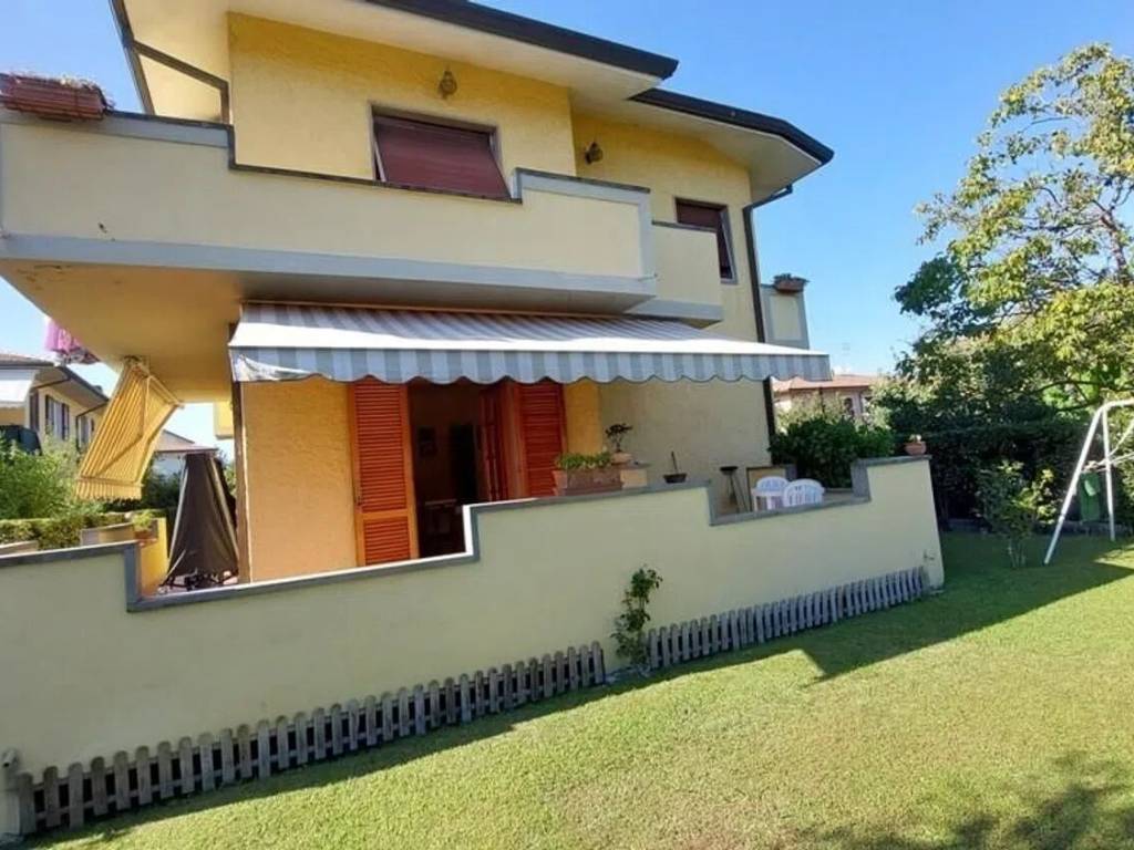 casa indipendente in vendita a Massa in zona Marina di Massa