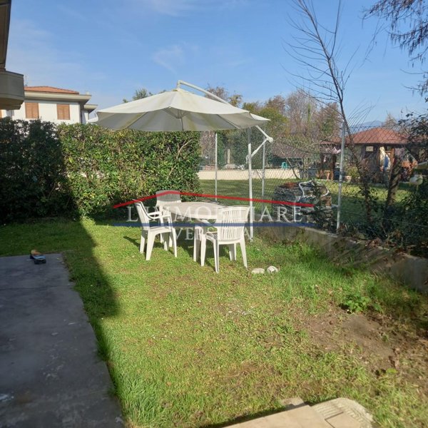casa indipendente in vendita a Massa in zona Marina di Massa
