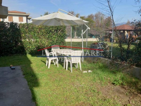 casa indipendente in vendita a Massa in zona Marina di Massa