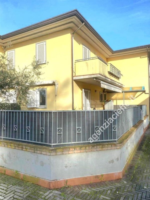 appartamento in vendita a Massa in zona Marina di Massa