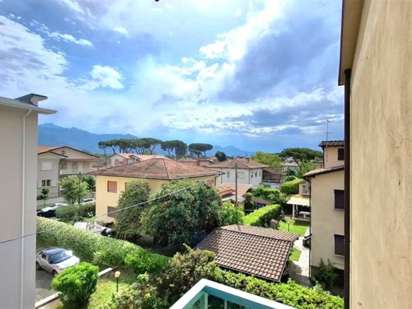 appartamento in vendita a Massa in zona Marina di Massa