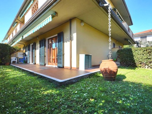 casa indipendente in vendita a Massa in zona Marina di Massa