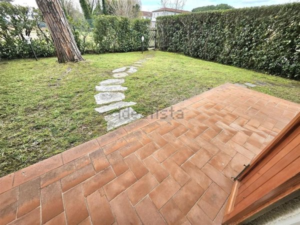 casa indipendente in vendita a Massa in zona Marina dei Ronchi