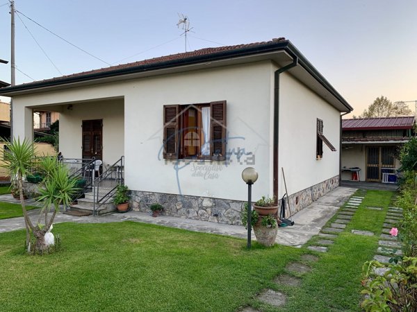 casa indipendente in vendita a Massa in zona Marina di Massa