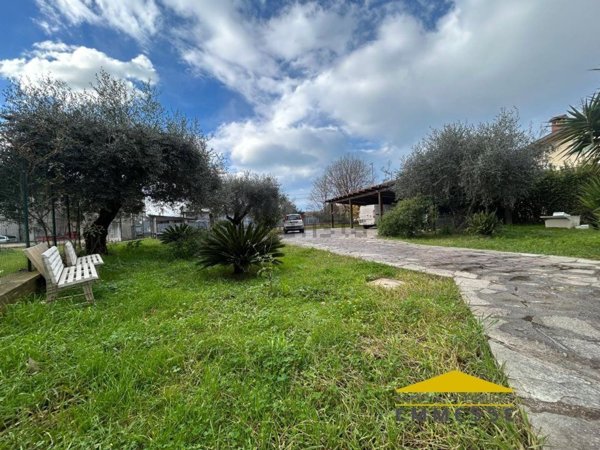 casa indipendente in vendita a Massa in zona Quercioli
