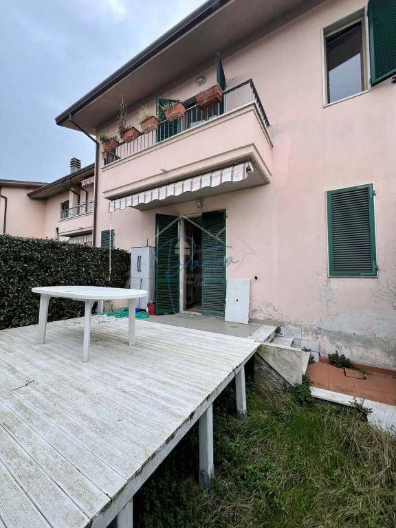 casa indipendente in vendita a Massa in zona Marina di Massa