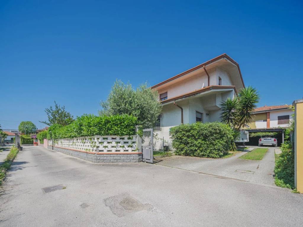 casa indipendente in vendita a Massa in zona Marina di Massa