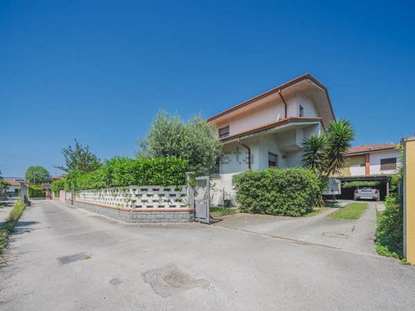 casa indipendente in vendita a Massa in zona Marina dei Ronchi