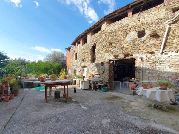 casa indipendente in vendita a Massa in zona Centro Storico