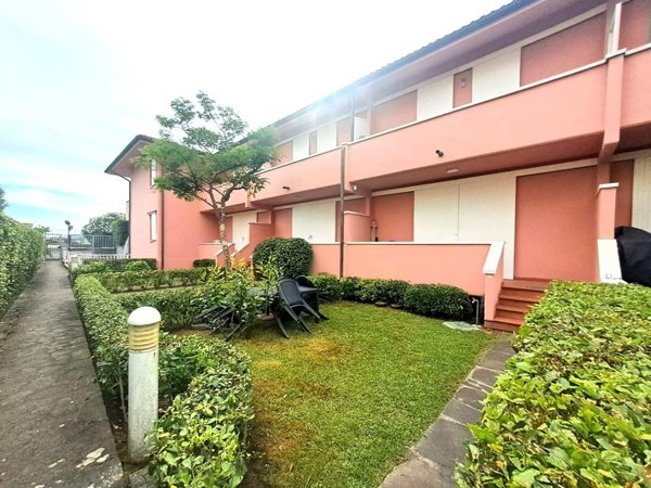 casa indipendente in vendita a Massa in zona Marina dei Ronchi