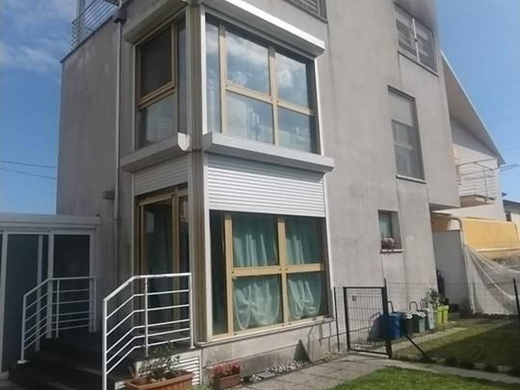 casa indipendente in vendita a Massa in zona Romagnano