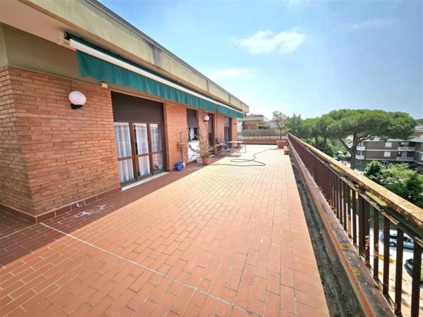 appartamento in vendita a Massa in zona Marina dei Ronchi