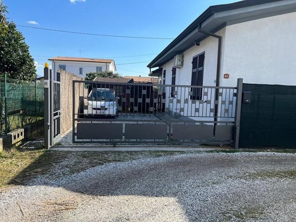 casa indipendente in vendita a Massa in zona Centro Storico