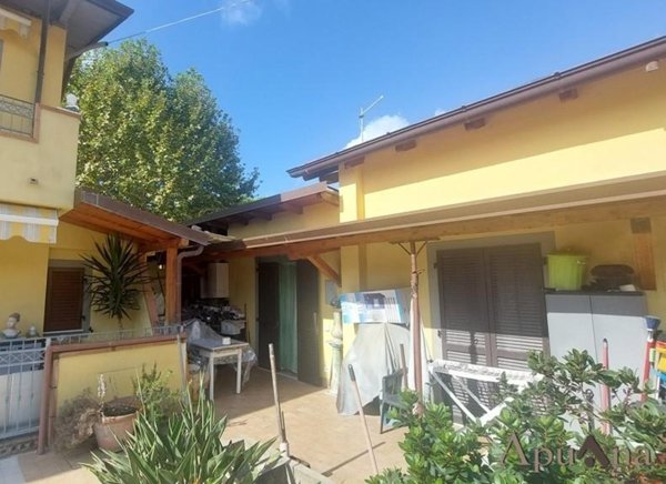 casa semindipendente in vendita a Massa in zona Marina di Massa