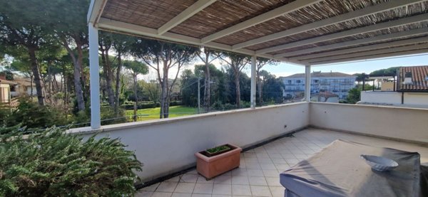 appartamento in vendita a Massa in zona Marina dei Ronchi