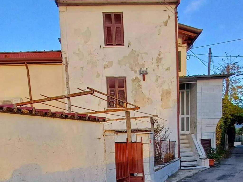 casa indipendente in vendita a Massa in zona Marina di Massa