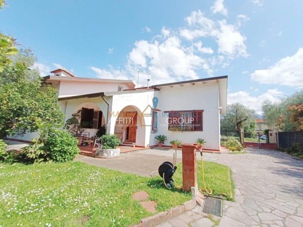 casa indipendente in vendita a Massa in zona Castagnola
