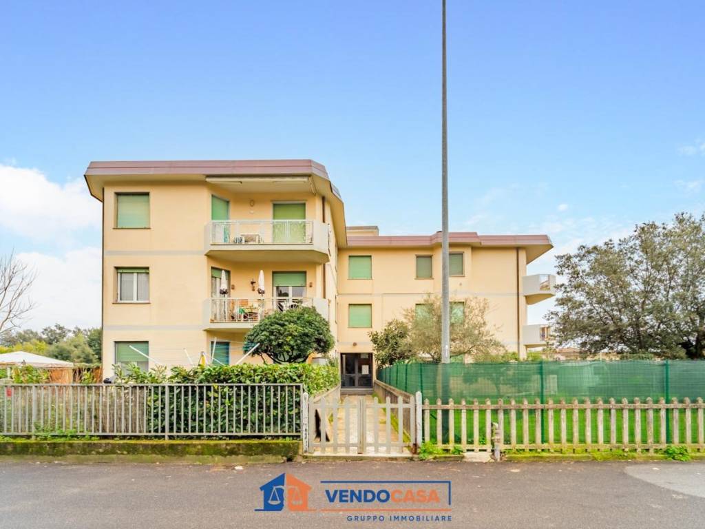 appartamento in vendita a Massa in zona Marina di Massa