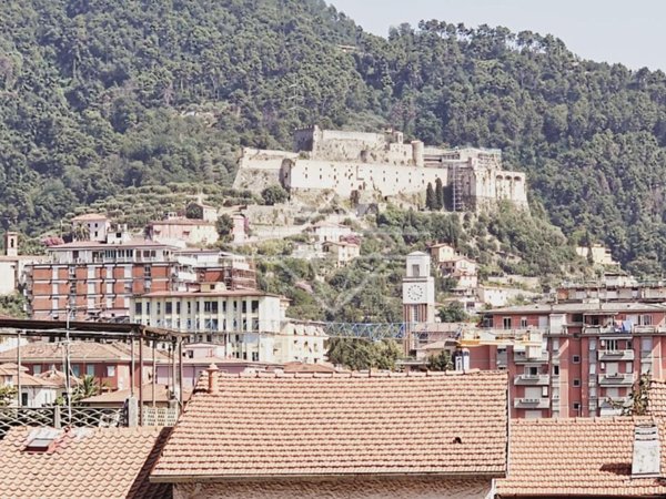 casa indipendente in vendita a Massa in zona Centro Storico