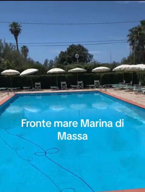 appartamento in vendita a Massa in zona Marina di Massa