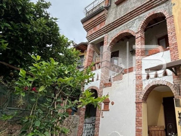 casa indipendente in vendita a Massa in zona Pariana