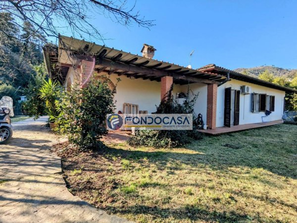 casa indipendente in vendita a Massa
