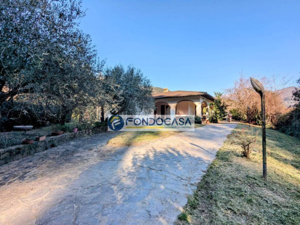 casa indipendente in vendita a Massa