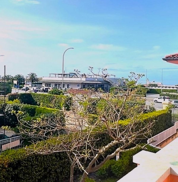 casa indipendente in vendita a Massa in zona Marina dei Ronchi