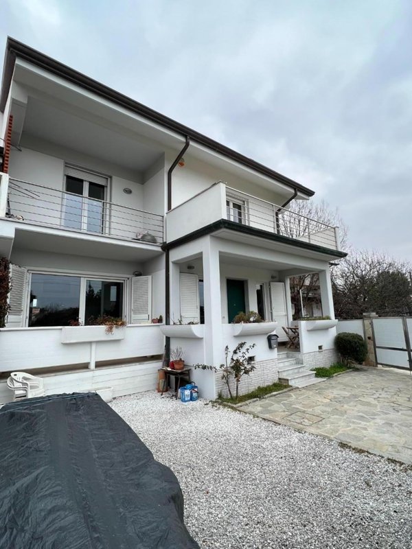 casa indipendente in vendita a Massa in zona Marina di Massa