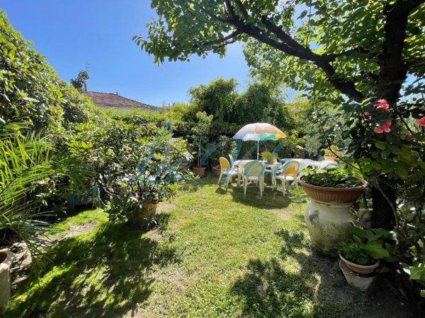 casa indipendente in vendita a Massa in zona Marina di Massa