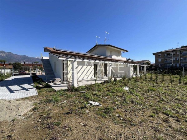 casa indipendente in vendita a Massa in zona Marina di Massa