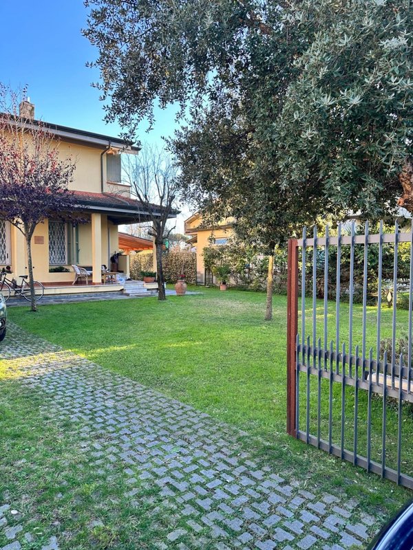 casa indipendente in vendita a Massa in zona Poveromo