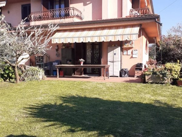 casa indipendente in vendita a Massa in zona Marina di Massa